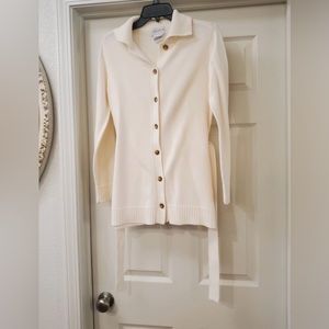 Jaclyn Smith long sleeve sweater is a size Small.